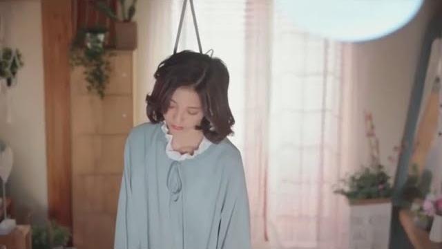 A young woman hanged herself as she was strangled with the rope around her neck how sad and cruel A young woman hanged herself as she was strangled with the rope around her neck how sad and cruel