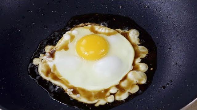 【1mintips】簡單麻油蛋,讓你全身都暖起來!從早餐到宵夜都大推! 【1mintips】簡單麻油蛋,讓你全身都暖起來!從早餐到宵夜都大推!