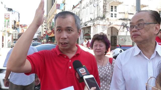 裸跑石头砸人当众更衣 失常女子吸毒闹事 裸跑石头砸人当众更衣 失常女子吸毒闹事