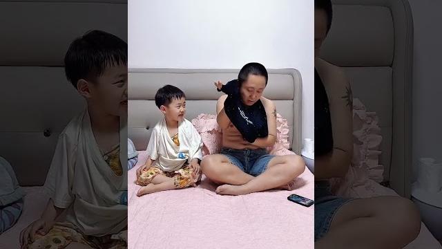 爸爸看手机入迷了,竟然把衣服穿错了都不知道!#呆萌小米宝#萌娃#熊孩子 爸爸看手机入迷了,竟然把衣服穿错了都不知道!#呆萌小米宝#萌娃#熊孩子