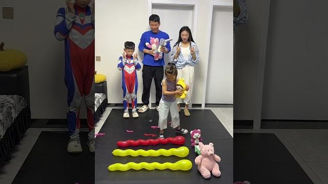 踩气球赢玩偶大挑战,全家上阵儿子太厉害了!#funny #宝宝 #萌娃 #comedy 踩气球赢玩偶大挑战,全家上阵儿子太厉害了!#funny #宝宝 #萌娃 #comedy
