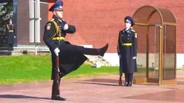 Почётный караул у вечного огня honor guard at the eternal flame 4k 仪仗队 名誉ガード حرس الشرف सम्मान गार्ड Почётный караул у вечного огня honor guard at the eternal flame 4k 仪仗队 名誉ガード حرس الشرف सम्मान गार्ड