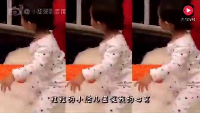 甜馨大跳小苹果变女神经!贾乃亮在一旁魔性笑到肚子疼! 甜馨大跳小苹果变女神经!贾乃亮在一旁魔性笑到肚子疼!