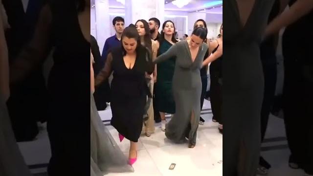 Güzeller şov yapti !! #asuri #halay #düğün #wedding #düğünmüzikleri #gelin #kurdish #kurdishmusic Güzeller şov yapti !! #asuri #halay #düğün #wedding #düğünmüzikleri #gelin #kurdish #kurdishmusic