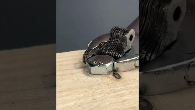 Effective tool for loosening screws Effective tool for loosening screws