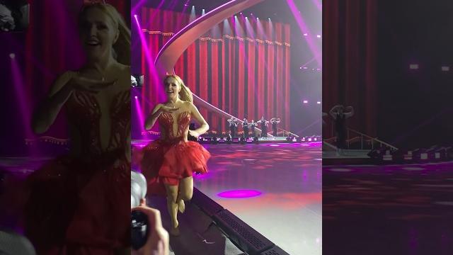 Татьяна #навка пробежала через первые ряды Татьяна #навка пробежала через первые ряды