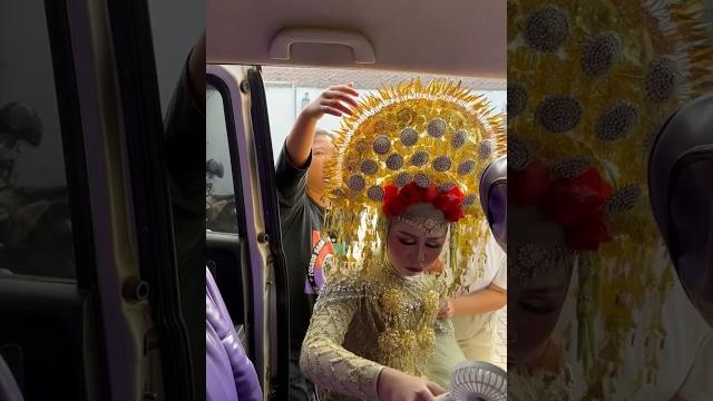 Gimana yg benar duduknya pengantin pakai suntiang masuk mobil? Gimana yg benar duduknya pengantin pakai suntiang masuk mobil?