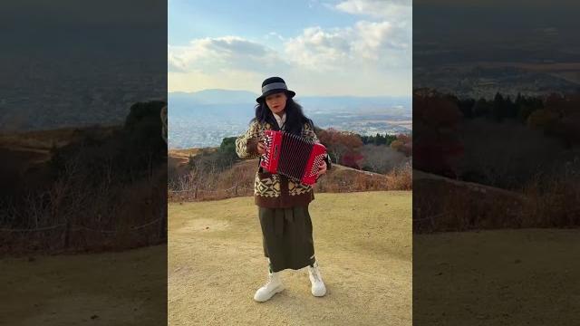 在这么漂亮的山顶来一曲《人生旋转木马》吧!#手风琴 在这么漂亮的山顶来一曲《人生旋转木马》吧!#手风琴