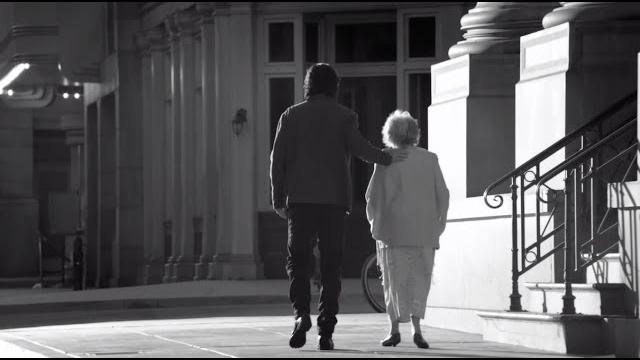 Ricardo arjona - mi novia se me está poniendo vieja (video oficial) Ricardo arjona - mi novia se me está poniendo vieja (video oficial)