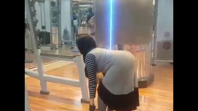 Türbanlı ve esmer fitness kapışması Türbanlı ve esmer fitness kapışması