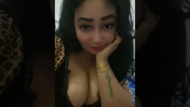 Tante toket gede Tante toket gede