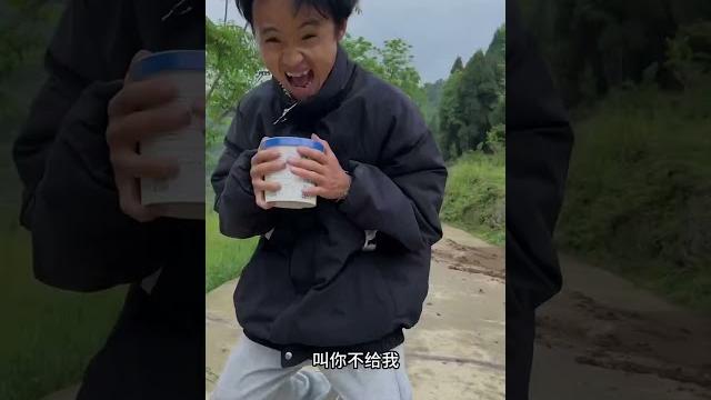 表哥拿精神小妹泡面出的那些事 #记录真实生活 #生活 #搞笑 #段子 #vlog 表哥拿精神小妹泡面出的那些事 #记录真实生活 #生活 #搞笑 #段子 #vlog