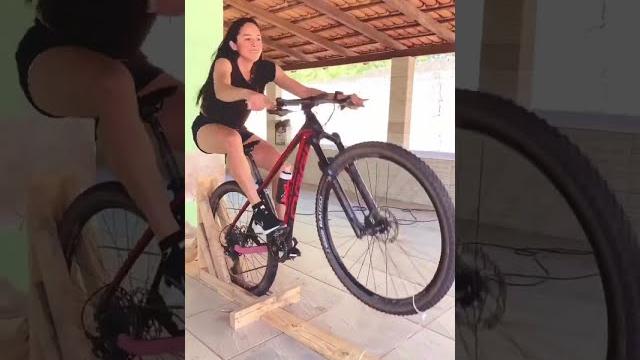 Aprendendo a dar o grau na maquina de empinar a bike Aprendendo a dar o grau na maquina de empinar a bike