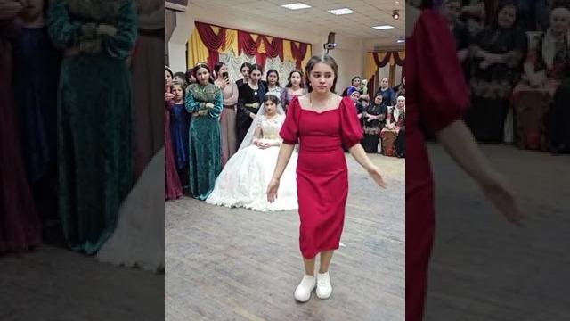 Молодая цыганка танцует на свадьбе Молодая цыганка танцует на свадьбе