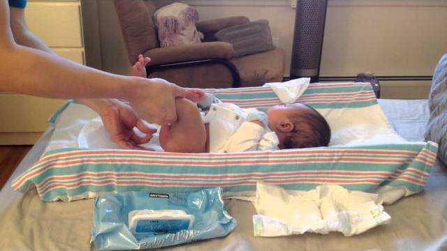 Fatherhood - howto change baby's diaper Fatherhood - howto change baby's diaper