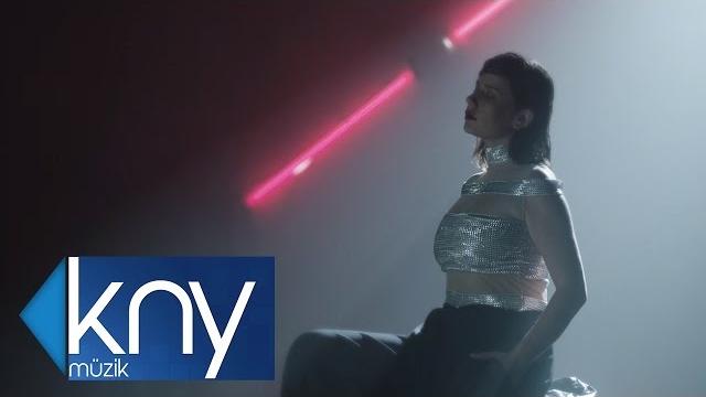 Merve özbey - yaş hi̇kayesi̇ (official video) Merve özbey - yaş hi̇kayesi̇ (official video)