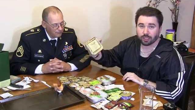 Американский солдат пробует русский сухпаек Американский солдат пробует русский сухпаек