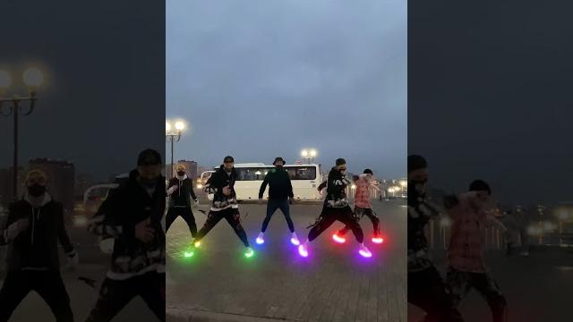 In a club крутой танец в пятером neon mode shuffle In a club крутой танец в пятером neon mode shuffle