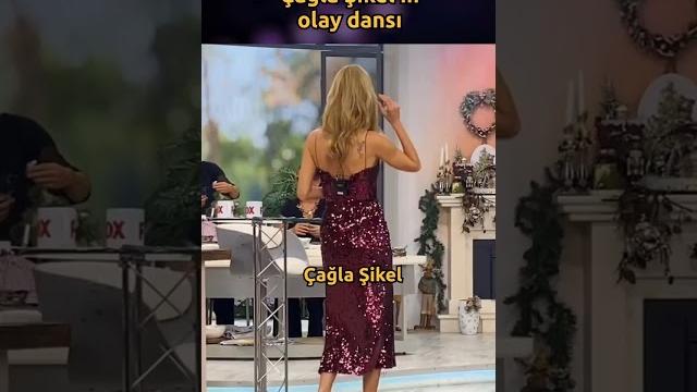 Çağla şikel, canlı yayın arasında müziğin ritmine kendini kaptırınca ortaya bu görüntü çıkıyor Çağla şikel, canlı yayın arasında müziğin ritmine kendini kaptırınca ortaya bu görüntü çıkıyor