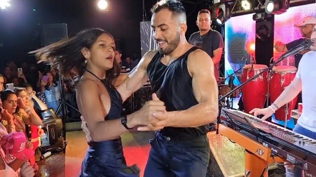 Novinha dança muito. ela deu show no palco com os dançarinos Novinha dança muito. ela deu show no palco com os dançarinos