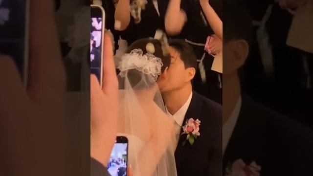 Ji eun and park we share a kiss at their wedding Ji eun and park we share a kiss at their wedding