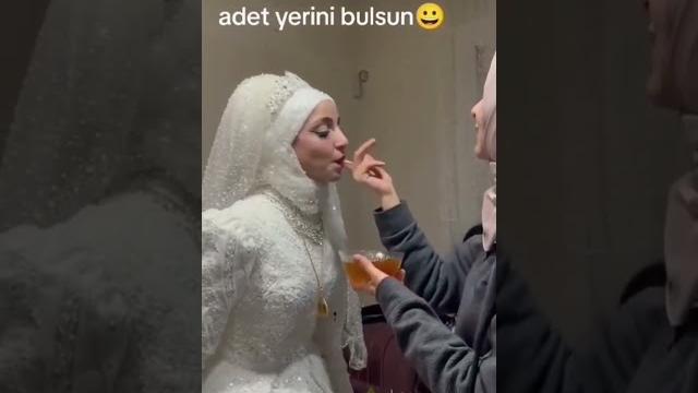 Türbanlı geline bal yalatıyorlar Türbanlı geline bal yalatıyorlar