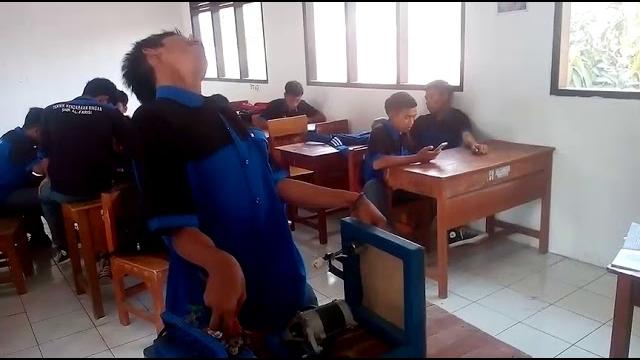 Detik detik siswa kesetrum saat praktik Detik detik siswa kesetrum saat praktik