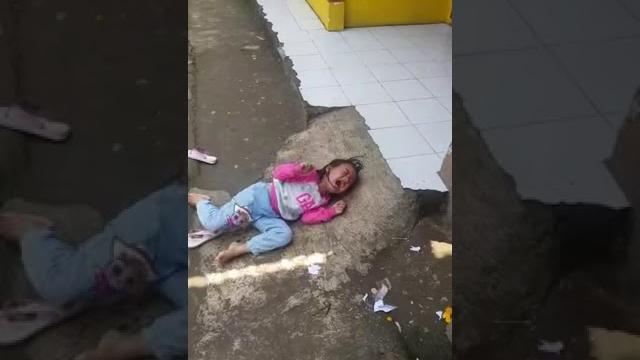Anak nangis guling guling pingin liat youtube quota gak ada Anak nangis guling guling pingin liat youtube quota gak ada