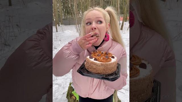 Света и конфеты в лесу. старуха преследует свету #shorts Света и конфеты в лесу. старуха преследует свету #shorts