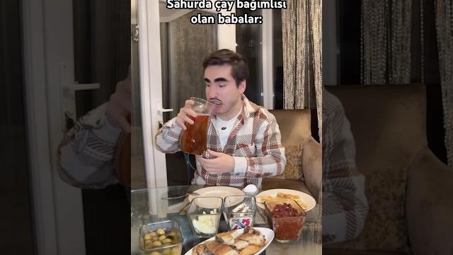 Sahurda çay bağımlısı olan baba Sahurda çay bağımlısı olan baba