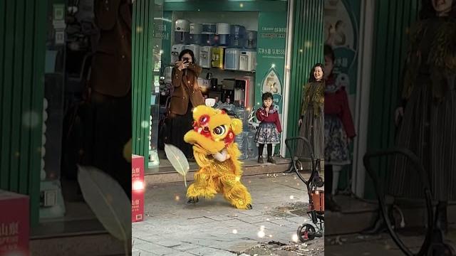 小女孩街边练舞狮,巧遇等绿灯的舞狮队,众人为她敲锣助威、呐喊点赞。这就是“传承”! 小女孩街边练舞狮,巧遇等绿灯的舞狮队,众人为她敲锣助威、呐喊点赞。这就是“传承”!