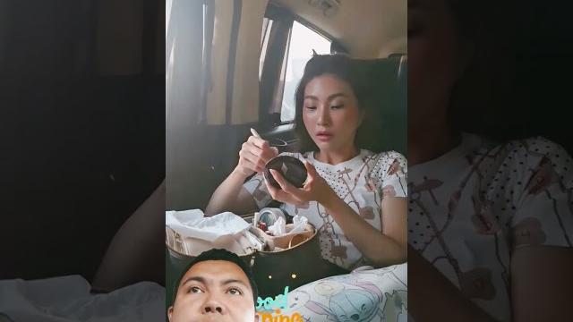Sarwendah make up sendiri di mobil Sarwendah make up sendiri di mobil