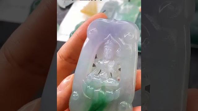 天然翡翠——老料双彩手工镂空雕坐莲观音赏析 天然翡翠——老料双彩手工镂空雕坐莲观音赏析