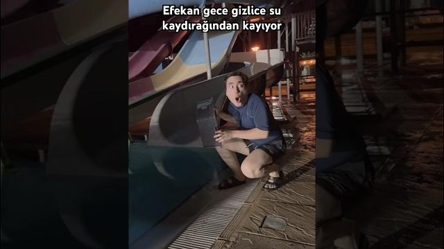 Efekan gizlice su kaydırağından kayıyor Efekan gizlice su kaydırağından kayıyor