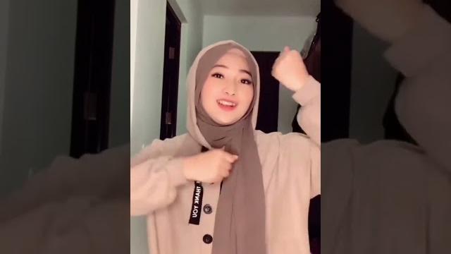 Ukhti zura goyang tiktok asik banget Ukhti zura goyang tiktok asik banget