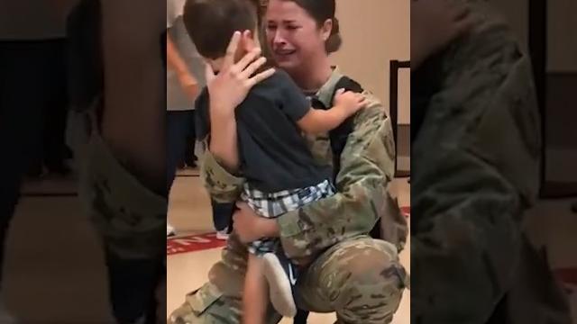 Military mom bursts into tears when reuniting with her son ️ Military mom bursts into tears when reuniting with her son ️