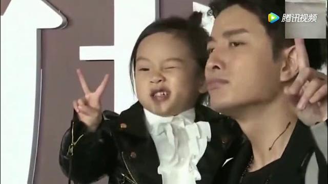 甜馨边开摩托边唱广场舞神曲,“奶奶带大”系列有了新素材 甜馨边开摩托边唱广场舞神曲,“奶奶带大”系列有了新素材