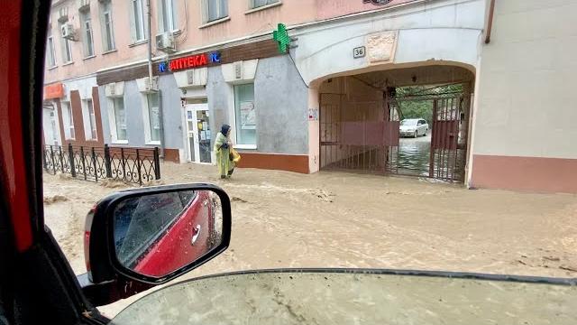 О боже что творится! наводнение в крыму! О боже что творится! наводнение в крыму!