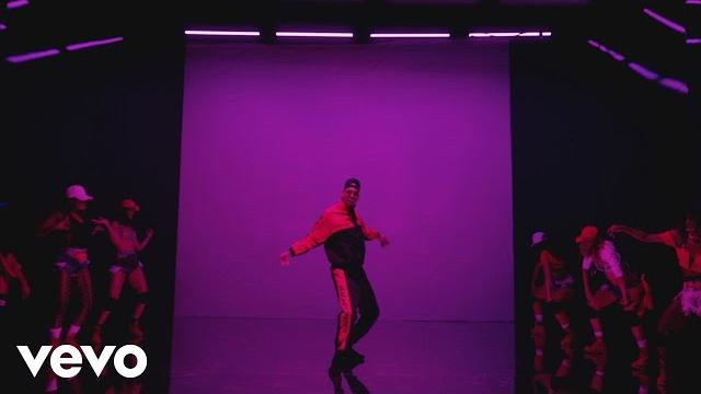 Chris brown - questions (official video) Chris brown - questions (official video)