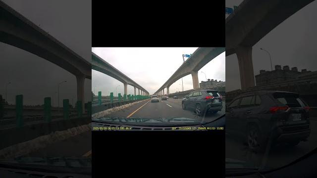 白色rav4內線龜,閃大燈按喇叭還會故意踩煞車一路並行... 白色rav4內線龜,閃大燈按喇叭還會故意踩煞車一路並行...