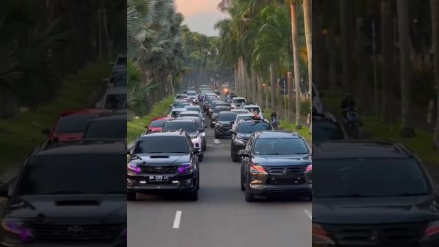 Ketika semua mobil diesel cumi cumi konvoi full hitam Ketika semua mobil diesel cumi cumi konvoi full hitam