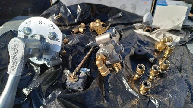 Man 14.232 установка механического ручного крана уровня пневмоподвески /// забрал вольво с ремонта Man 14.232 установка механического ручного крана уровня пневмоподвески /// забрал вольво с ремонта