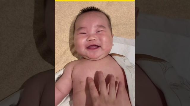 豪邁爽朗的笑聲,享受媽媽撓痒癢的小帥哥 豪邁爽朗的笑聲,享受媽媽撓痒癢的小帥哥