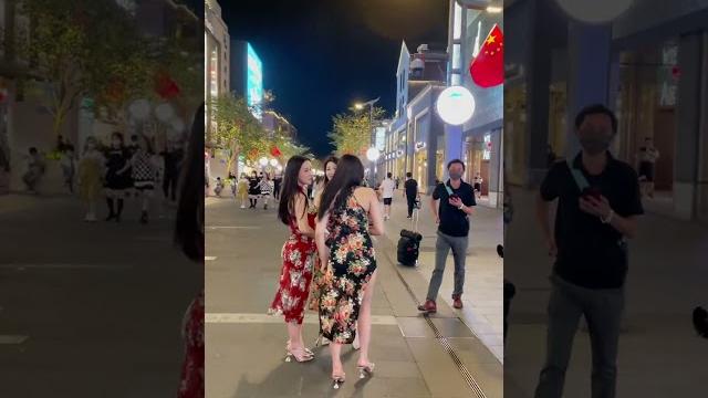 街头的旗袍姑娘真的很迷人 街头的旗袍姑娘真的很迷人