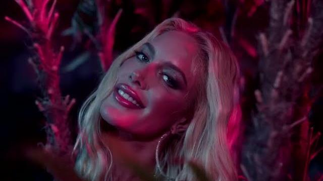 Heidi montag - animal (official visualizer) Heidi montag - animal (official visualizer)