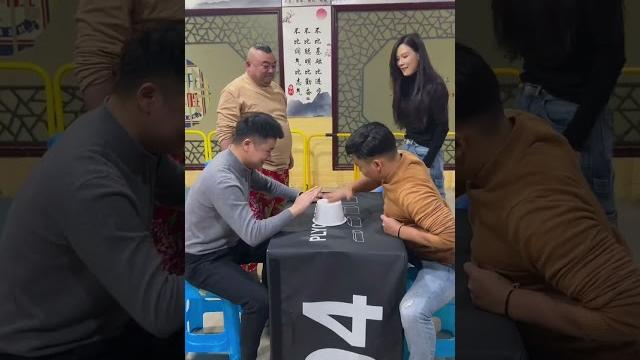 Isn't this a game for four people? qiqi, how come it's just two people? i laugh every time i wat Isn't this a game for four people? qiqi, how come it's just two people? i laugh every time i wat