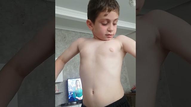 Kasın 6 yaş çocuk ne kadar kaslı valahi yaaa Kasın 6 yaş çocuk ne kadar kaslı valahi yaaa