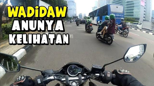 Resiko cewe bonceng motor pake ini Resiko cewe bonceng motor pake ini