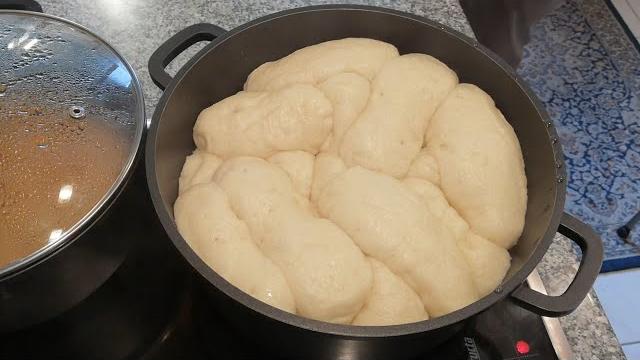 Постные паровые галушки.галушки с тушеной квашенной капустой.dampfnudel mit sauerkraut.damfnoodle . Постные паровые галушки.галушки с тушеной квашенной капустой.dampfnudel mit sauerkraut.damfnoodle .