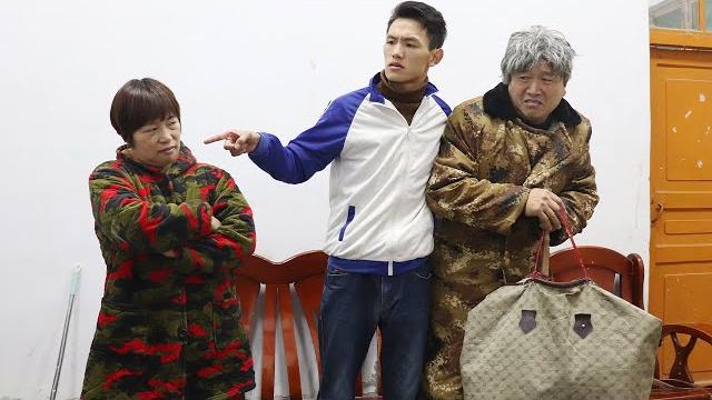 孙子放学回家,看到爷爷被关门外挨冻,妈妈好日子到头了【飞翔大剧院】 孙子放学回家,看到爷爷被关门外挨冻,妈妈好日子到头了【飞翔大剧院】